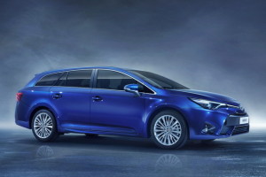 oyota-avensis-restyling-2015_a noleggio a lungo termine